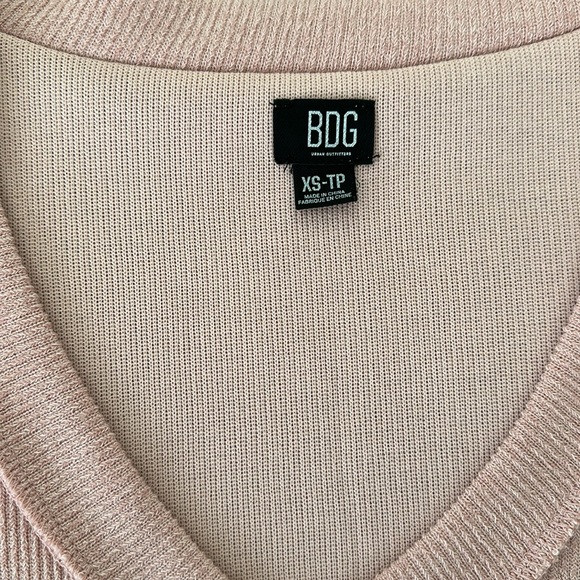 BDG pink V neck sweater/long sleeve size XS - Picture 2 of 4